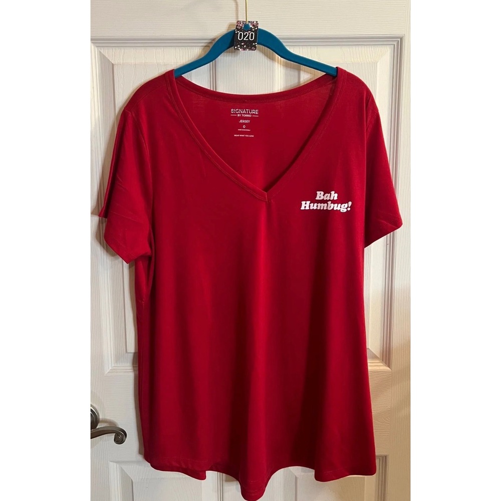Torrid Signature Jersey Red Bah Humbug V-Neck Graphic Tee Shirt Size (0) Large